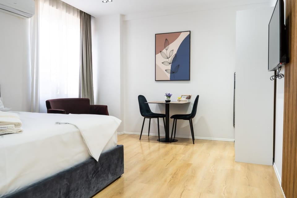 Bed, TV and multimedia, Living room, Photo of the whole room, Seating area, Dining area, Bedroom, hair dresser