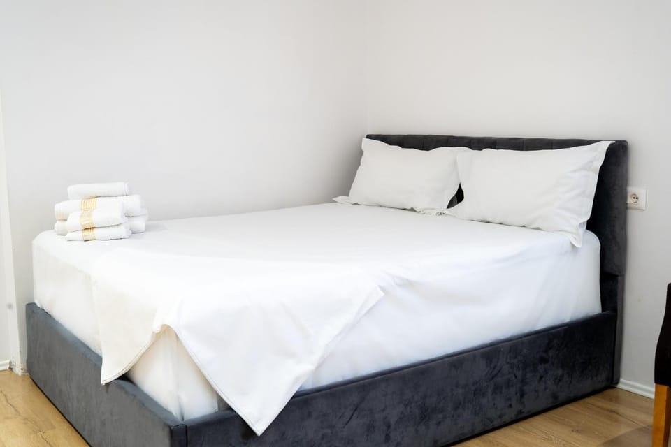 Bed, towels