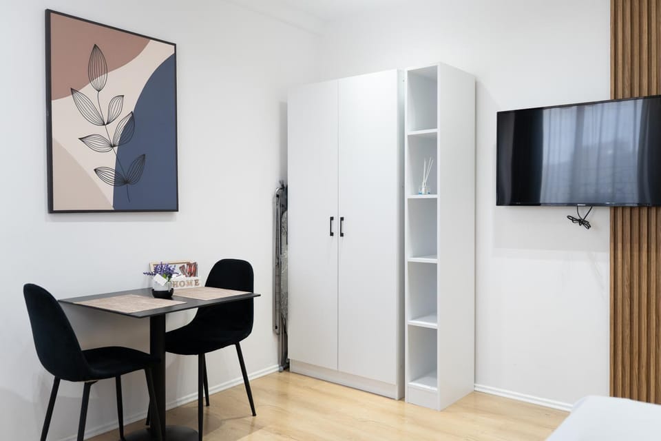 TV and multimedia, Living room, Seating area, Dining area, wardrobe