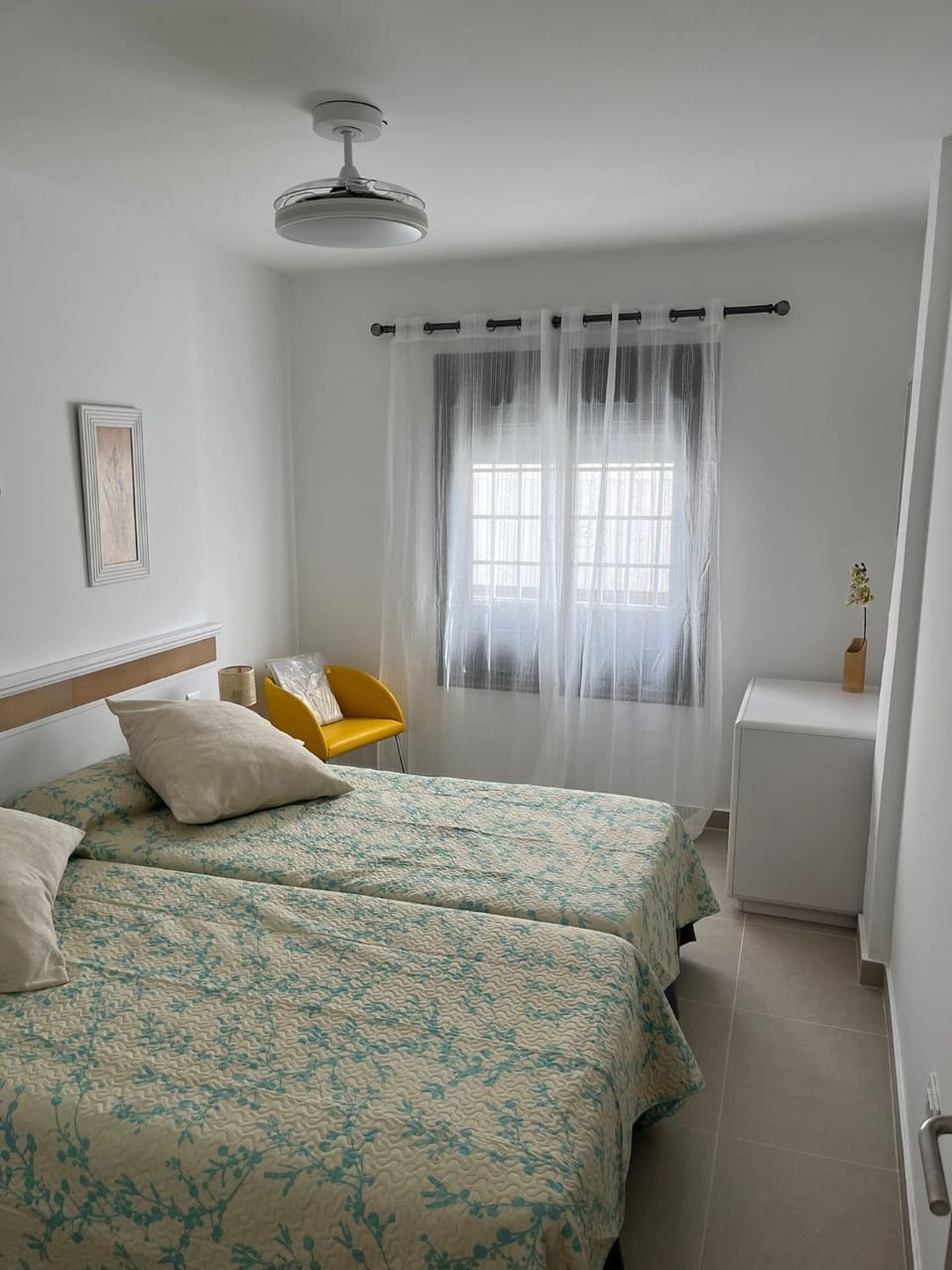 Photo of the whole room, Bedroom