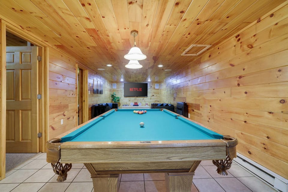 6BR Cabin w Fire Pit Game Room & Basketball Cabin in Luzerne County