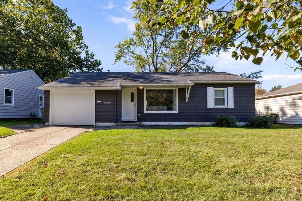 2BR with Private Hot Tub House in Parma Heights