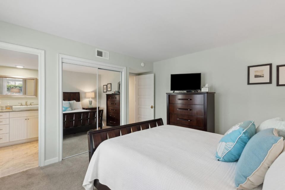 Beautiful Corner Oceanfront 2-bedroom, 2 bath Condo in Amelia Surf & Racquet House in Amelia Island