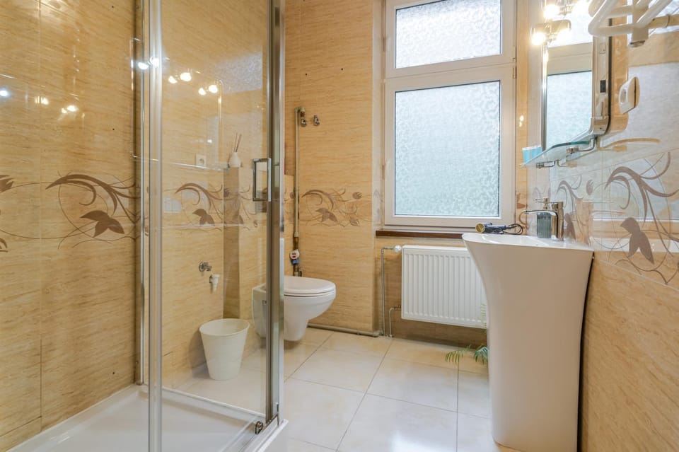 Shower, Toilet, Bathroom, towels