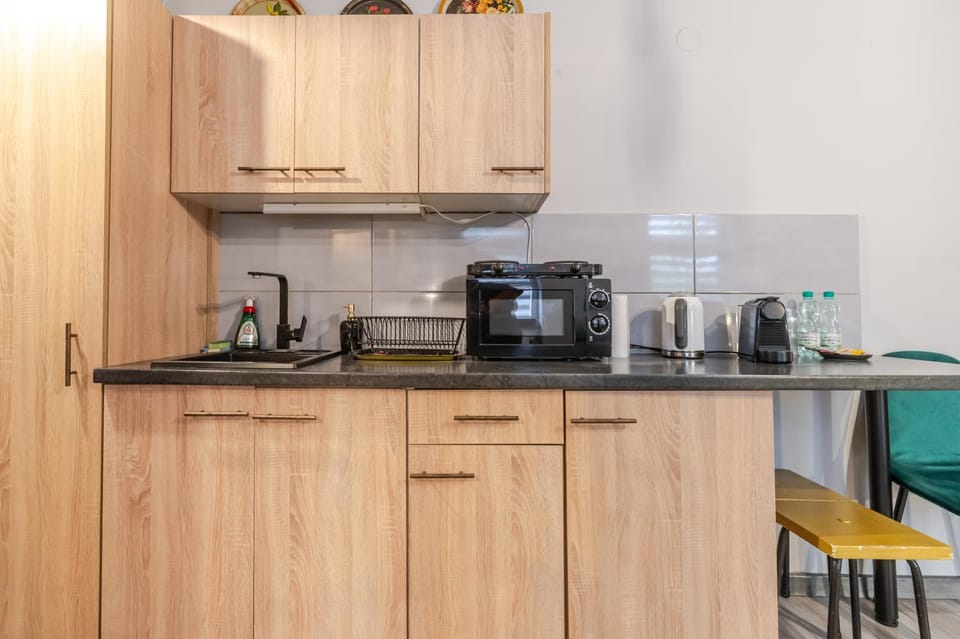 Coffee/tea facilities, Kitchen or kitchenette, stove