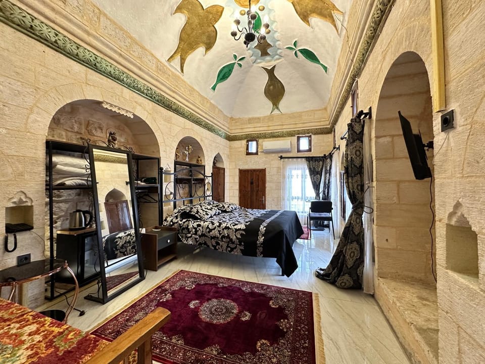 Bed, Living room, Photo of the whole room, Seating area, Bedroom