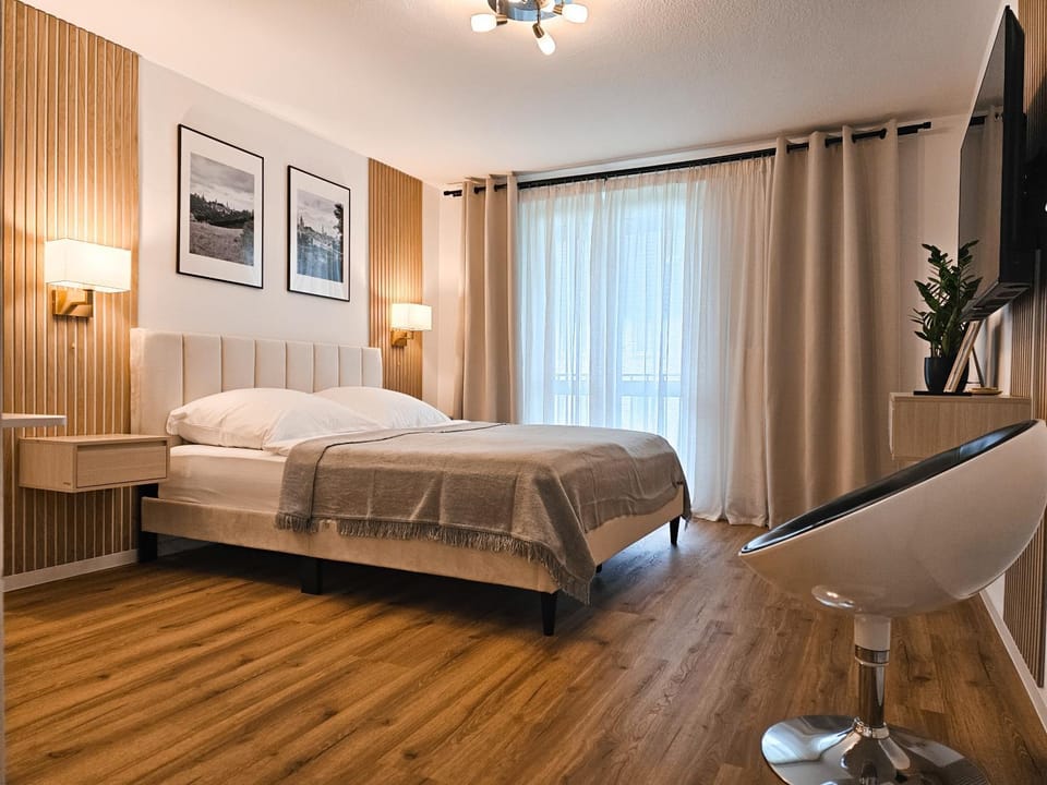 Photo of the whole room, Bedroom