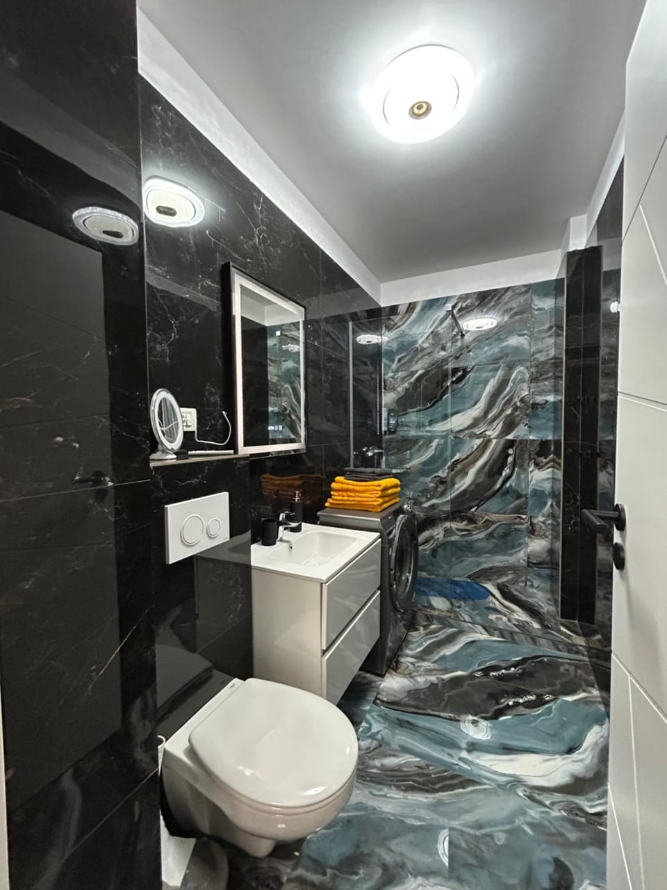 Shower, Toilet, Bathroom, towels