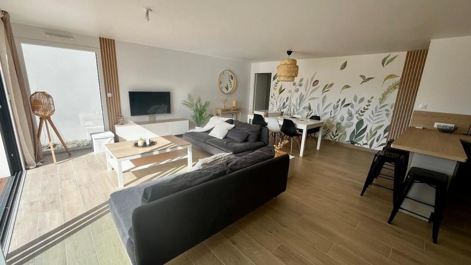 Communal lounge/ TV room, TV and multimedia, Living room, Seating area, Dining area
