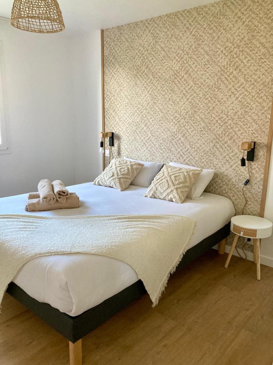 Bed, Photo of the whole room, Bedroom, towels