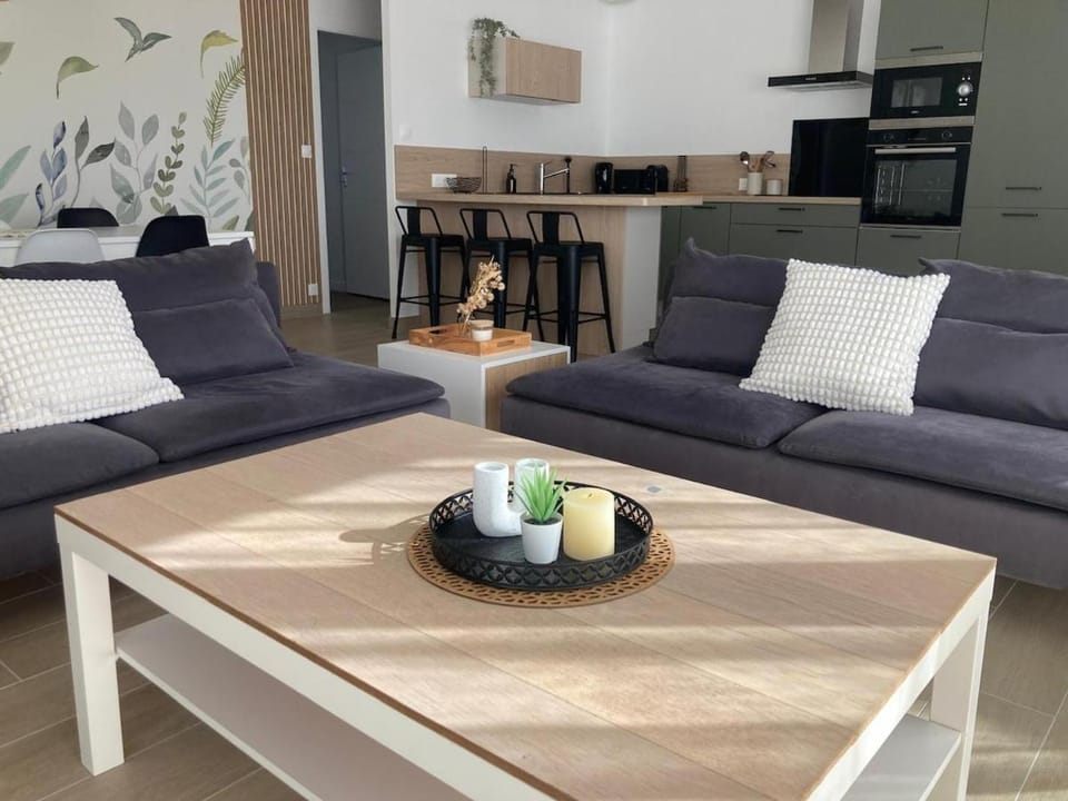 TV and multimedia, Kitchen or kitchenette, Living room, Seating area, Dining area