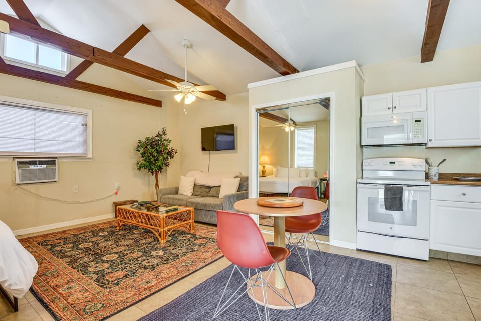 Walkable Studio 1 Mi to Riverwalk & Dtwn Bradenton Apartment in Bradenton
