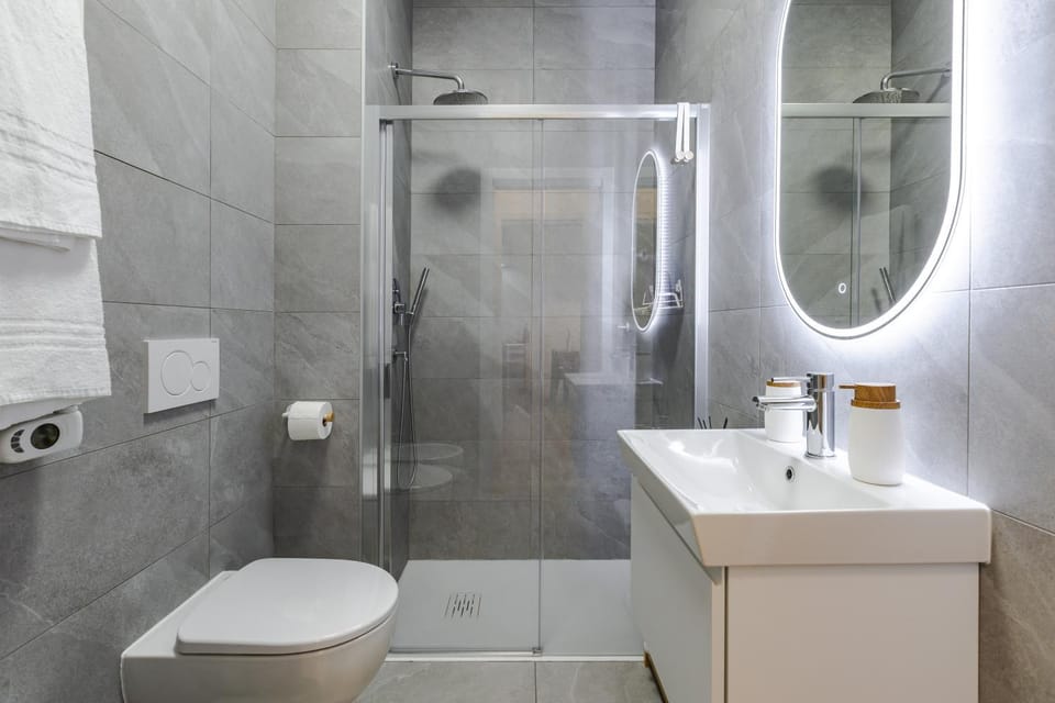 Shower, Toilet, Bathroom, towels