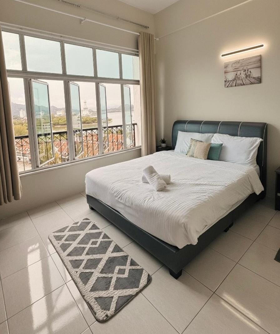 Bed, Photo of the whole room, Bedroom, towels