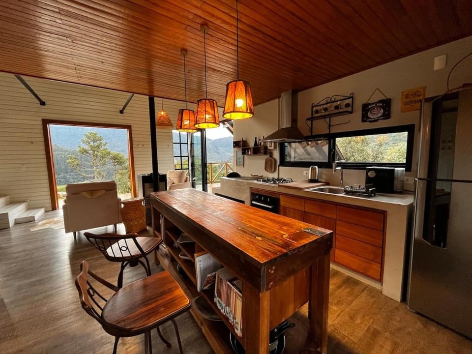 Kitchen or kitchenette, Seating area, Dining area, stove