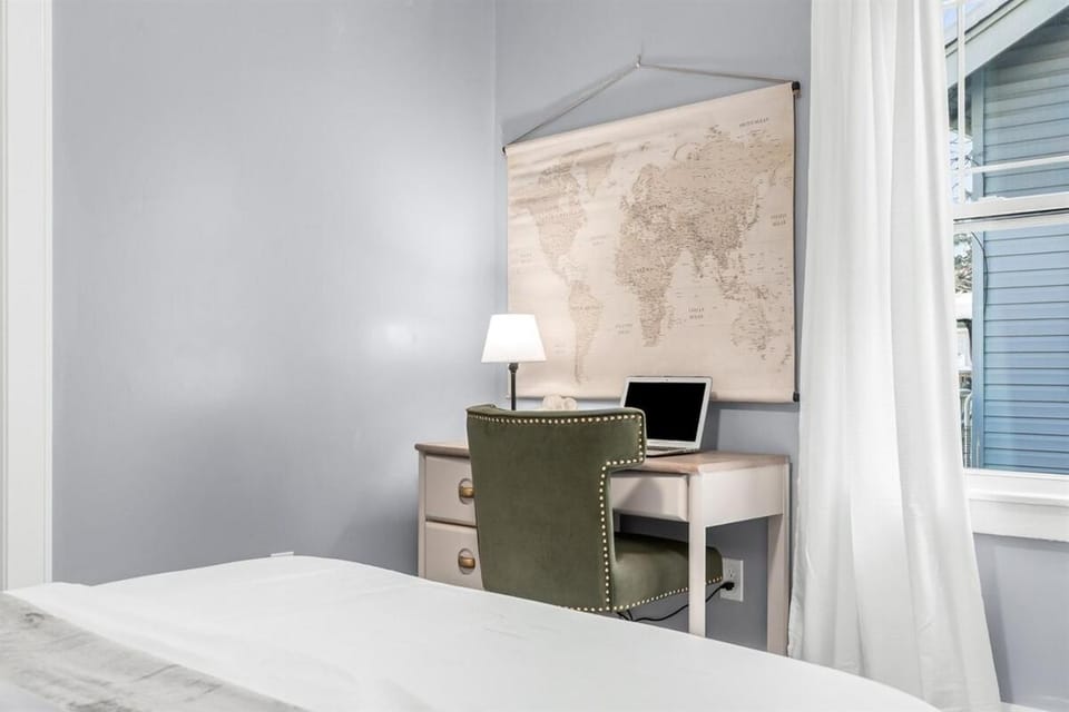 Spacious 4BR Home by Dtown Royal Oak Apartment in Madison Heights