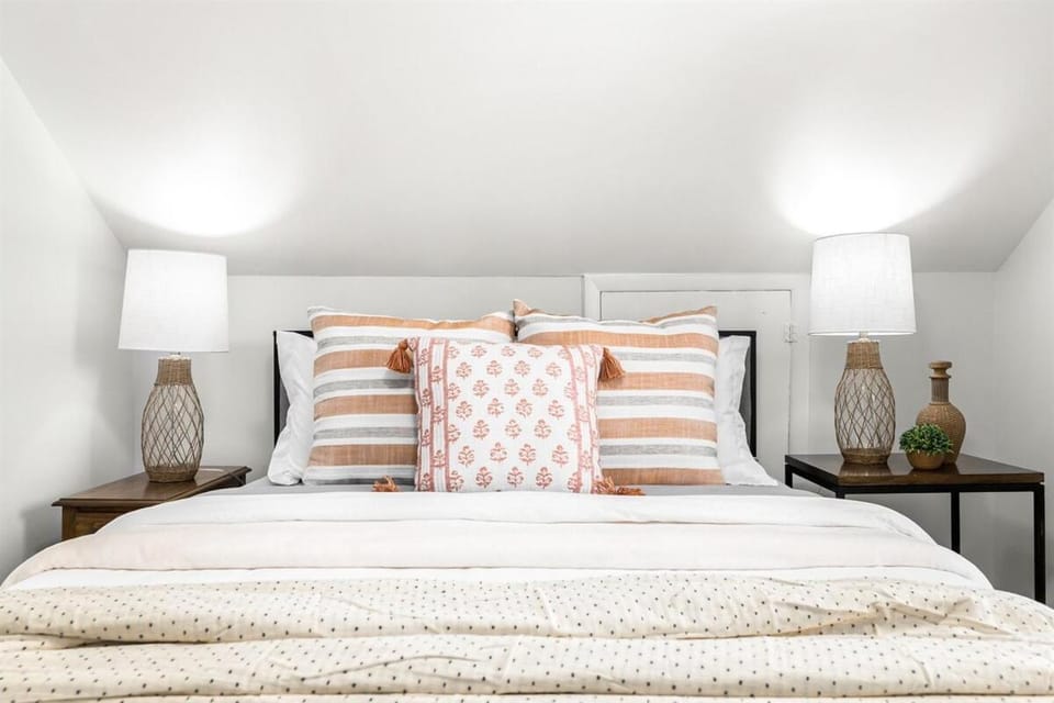 Spacious 4BR Home by Dtown Royal Oak Apartment in Madison Heights