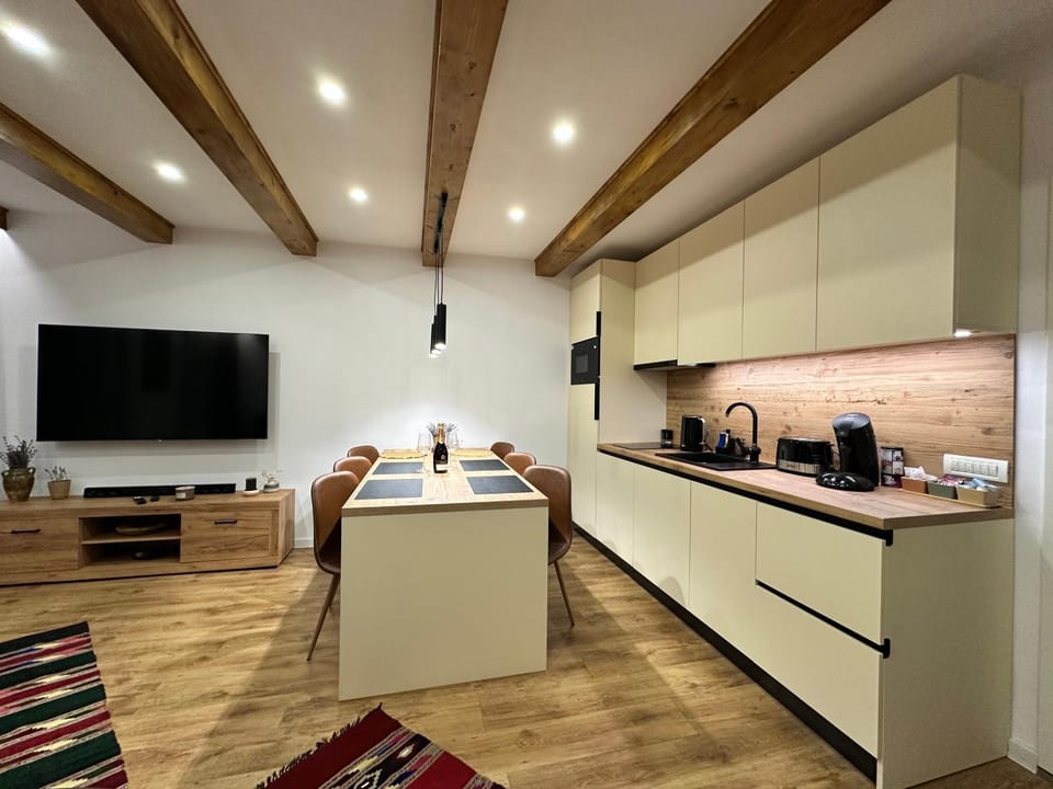 TV and multimedia, Coffee/tea facilities, Kitchen or kitchenette, stove