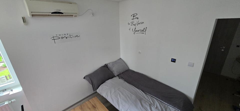 Bed, TV and multimedia, Living room, Photo of the whole room, air conditioner