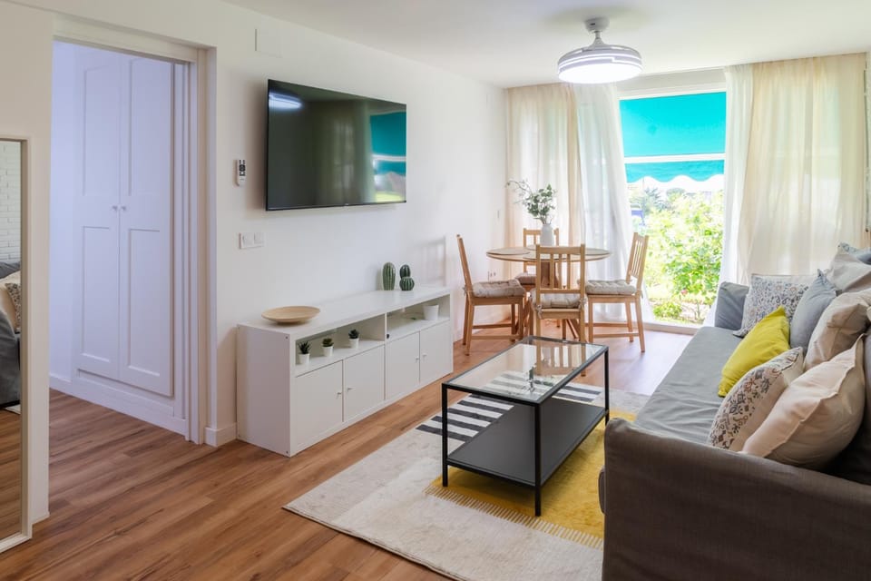 TV and multimedia, Living room, Seating area, Dining area