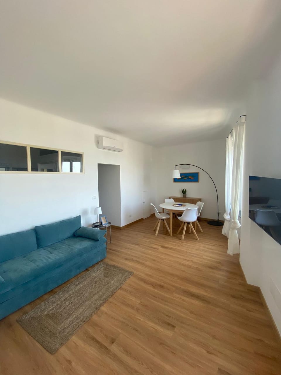 TV and multimedia, Living room, Seating area, air conditioner