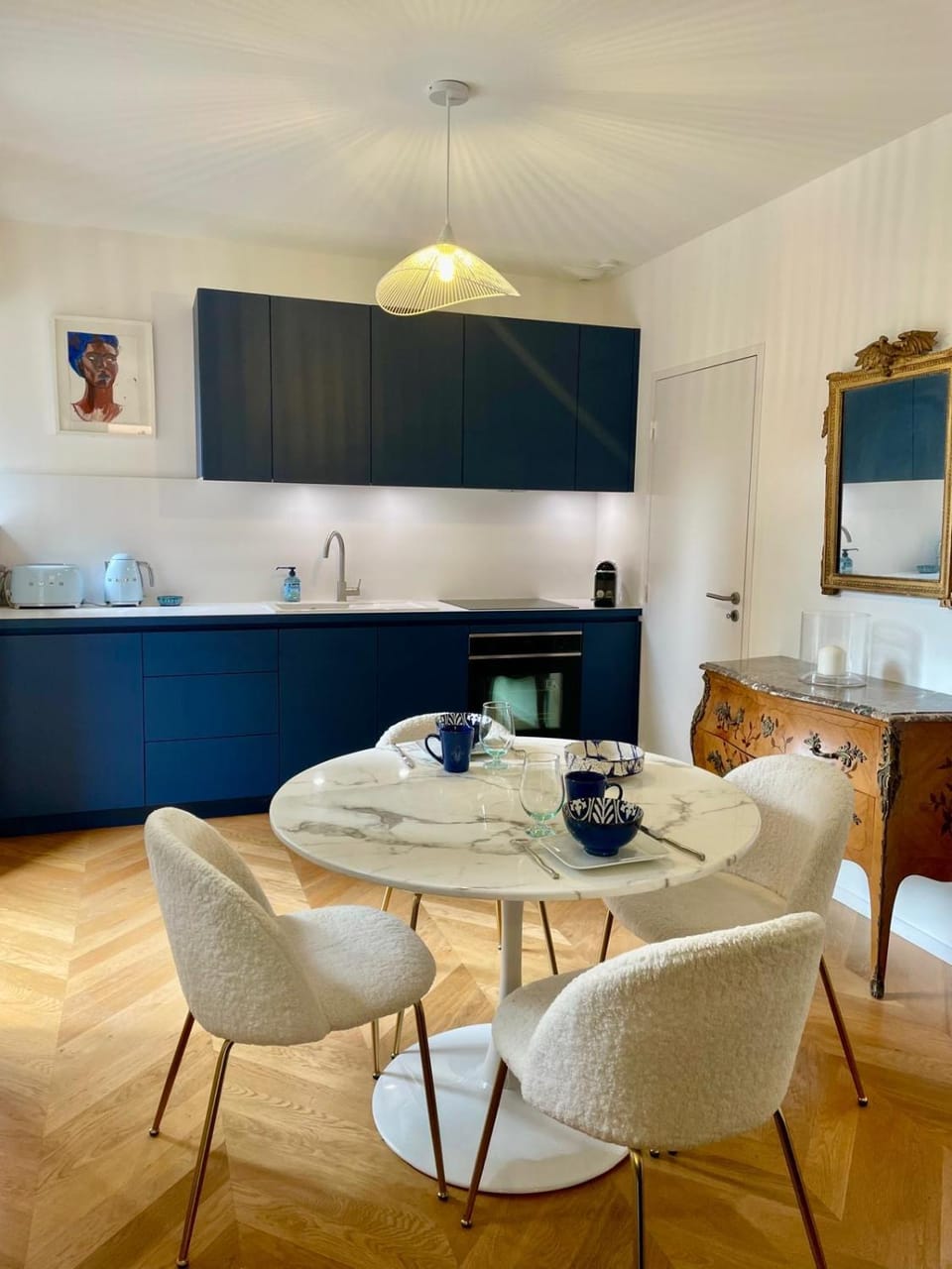 Kitchen or kitchenette, Dining area