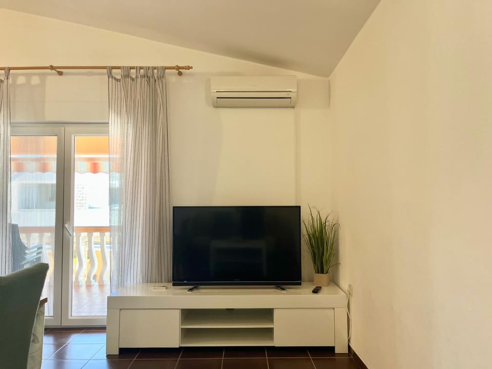 Communal lounge/ TV room, TV and multimedia, Evening entertainment, air conditioner