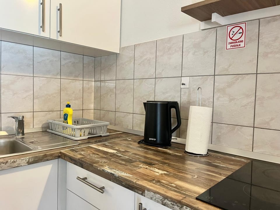 Coffee/tea facilities, Kitchen or kitchenette, stove