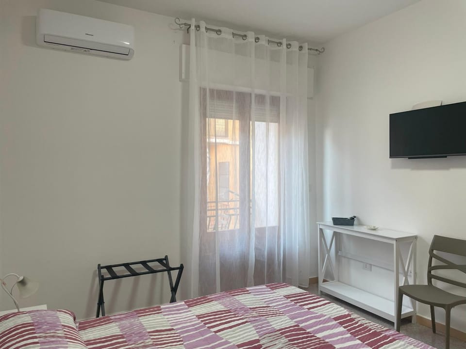 TV and multimedia, Photo of the whole room, Bedroom, air conditioner