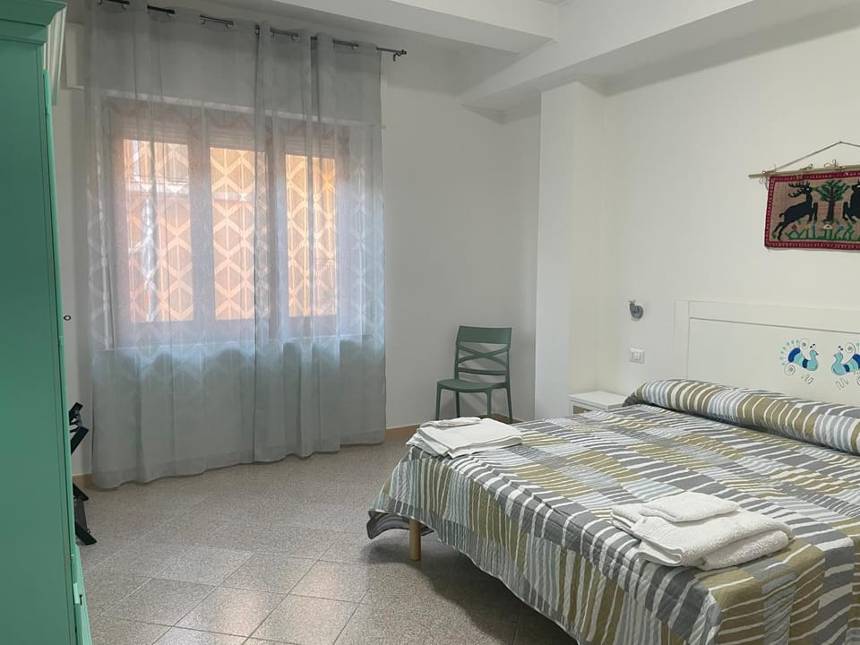 Photo of the whole room, Bedroom, towels