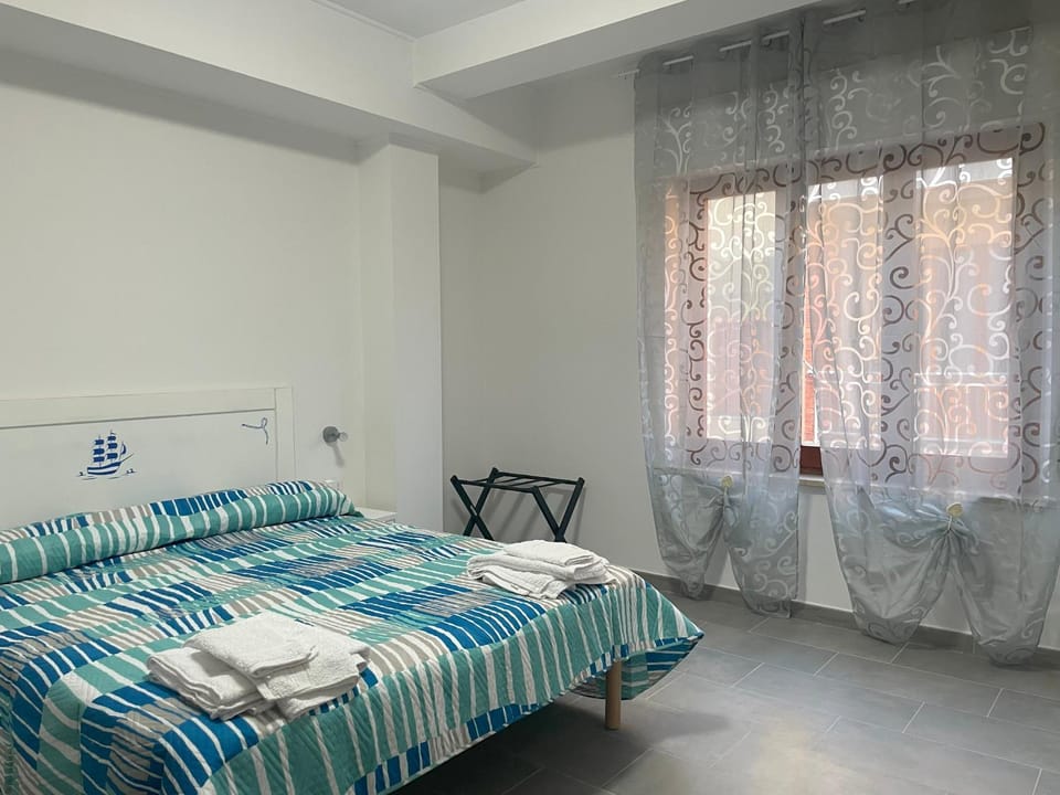 Photo of the whole room, towels