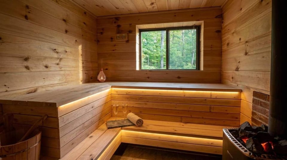 4BD Cabin in the Poconos Near Lake with Hot Tub, Sauna, Game Room and Movie Room Cabin in Stroud Township