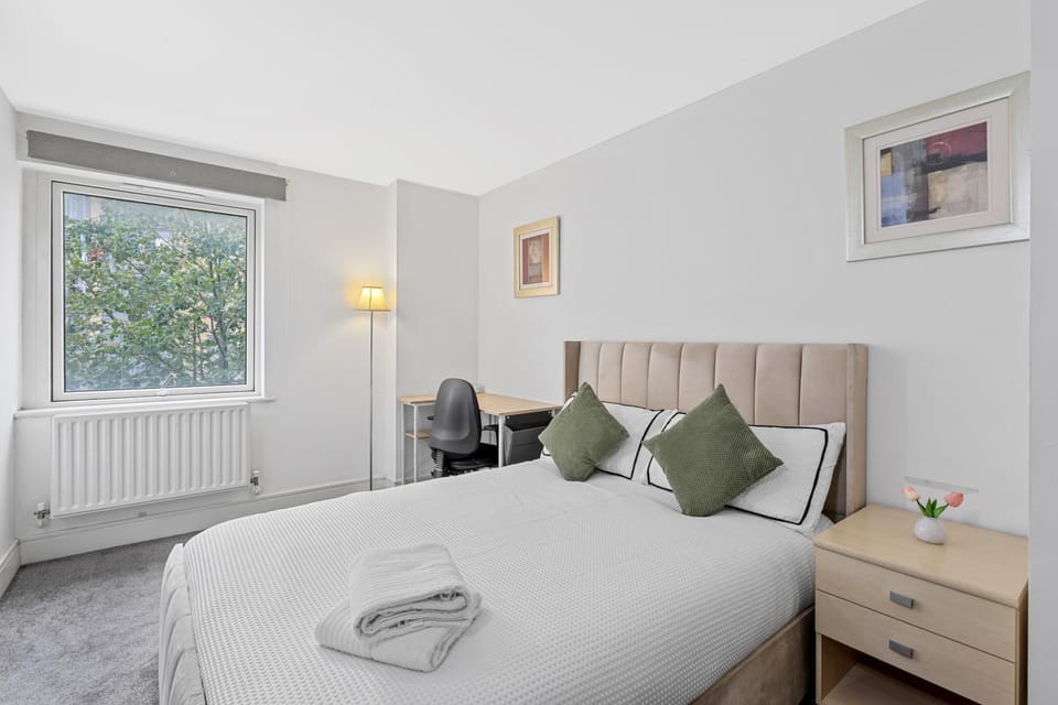 Bed, Photo of the whole room, Bedroom, internet, towels
