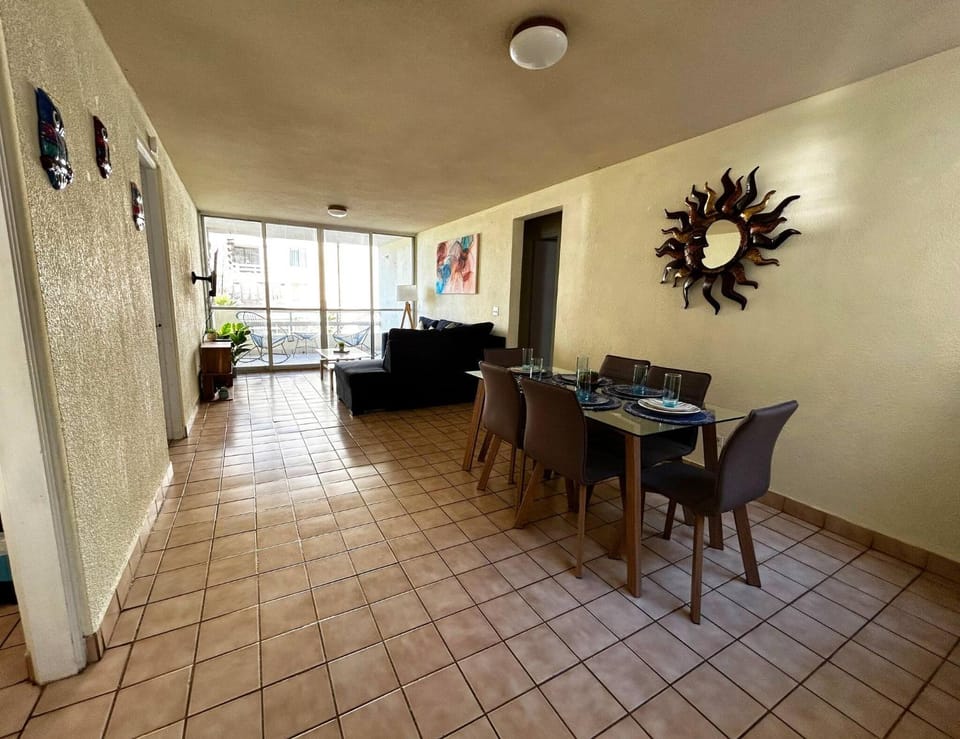 Living room, Business facilities, Seating area, Dining area, Family