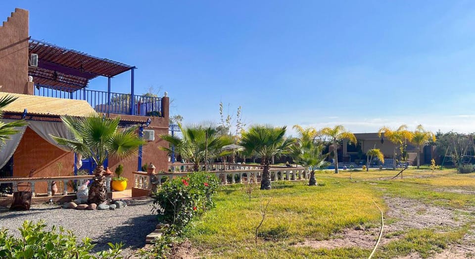 Property building, Spring, Day, Natural landscape, Garden, Garden view, Swimming pool, acessibility