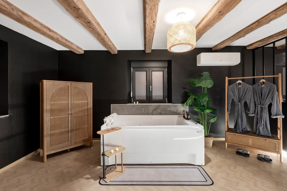 Hot Tub, towels, wardrobe