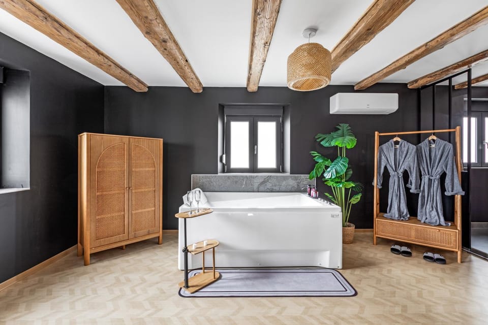 towels, wardrobe, air conditioner