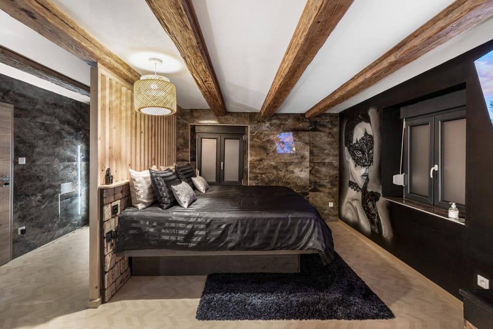Bed, TV and multimedia, Living room, Photo of the whole room, Bedroom