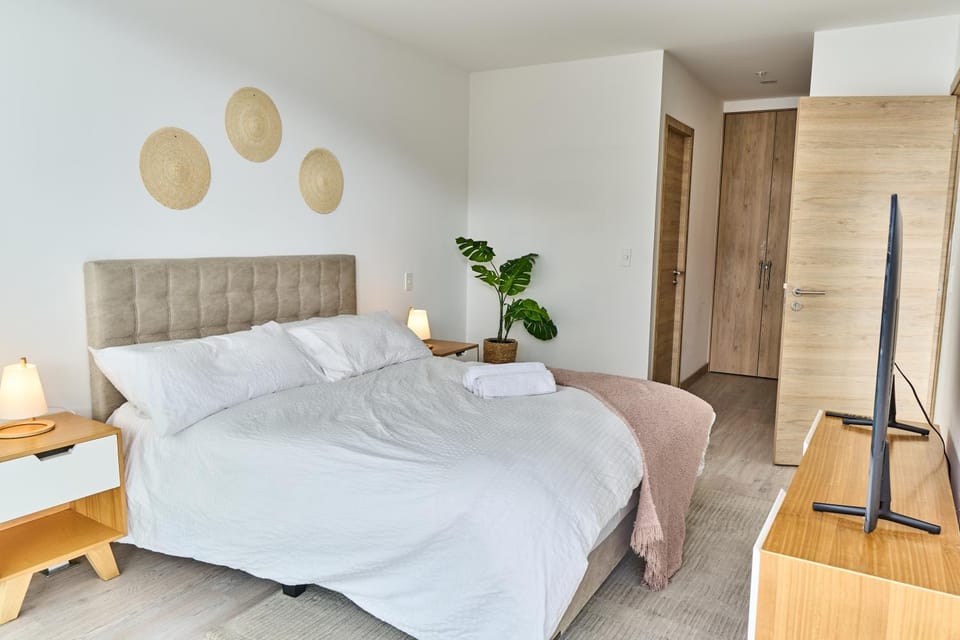 Boho apt-balcony in La Carolina, 60" TV 4K Apartment in Quito