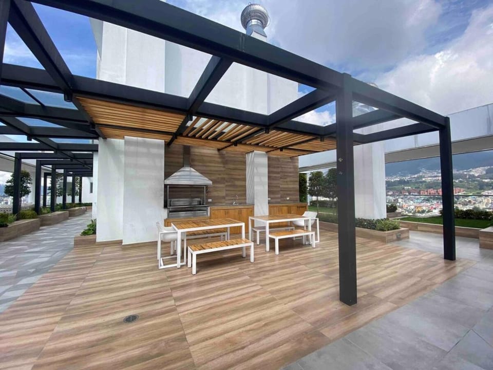 Boho apt-balcony in La Carolina, 60" TV 4K Apartment in Quito
