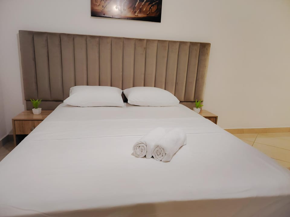 Bed, Photo of the whole room, Bedroom, towels
