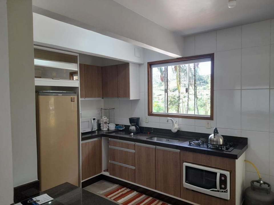 Coffee/tea facilities, Kitchen or kitchenette, oven, stove