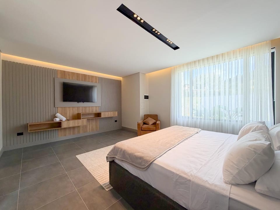 Bed, TV and multimedia, Photo of the whole room