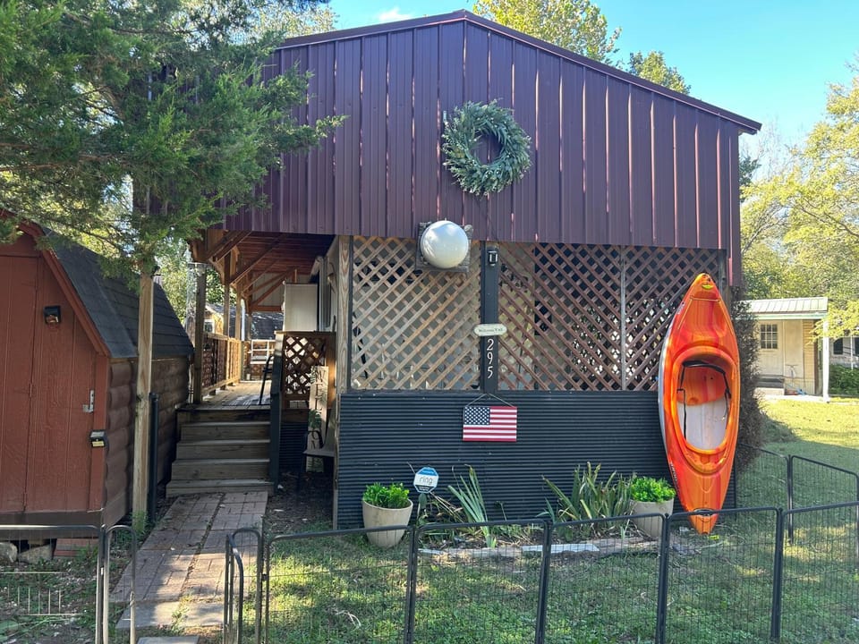 Illinois Riverside Glamping Oasis at Flint Ridge Campground/ 
RV Resort in Ozark Mountains