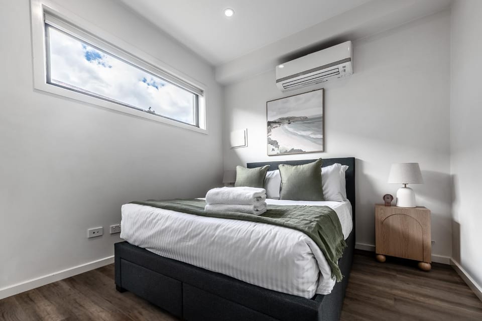 Bed, Bedroom, towels, air conditioner
