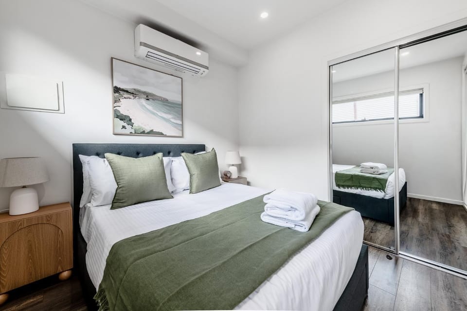Bed, Bedroom, towels, air conditioner