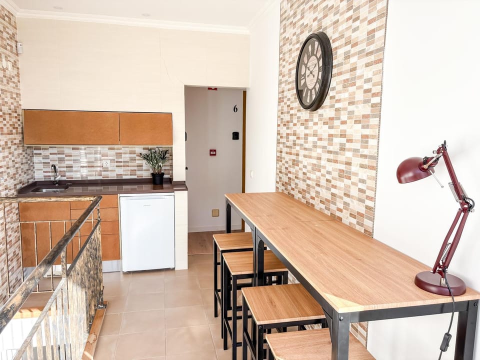 Kitchen or kitchenette, Dining area, minibar