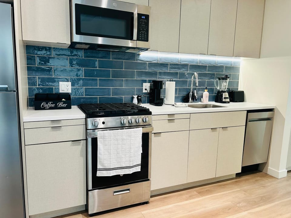 Heart of Hollywood Walk of Fame - Free Parking, Pool, Gym, Rooftop Views, centrally located, WIFI Apartment in Hollywood