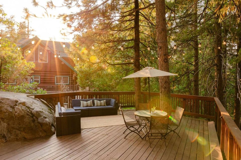 Treehouse Retreat Sleeps 10 Big Deck House in Shaver Lake