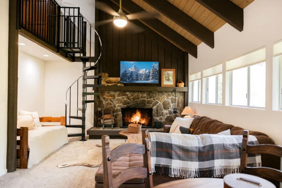 Treehouse Retreat Sleeps 10 Big Deck House in Shaver Lake